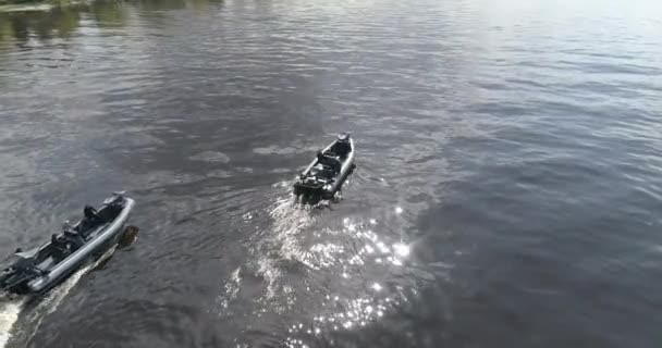 Hlídkové Čluny Plují Podél Řeky Jak Vidět Dronu Vysokorychlostní Hlídkový — Stock video