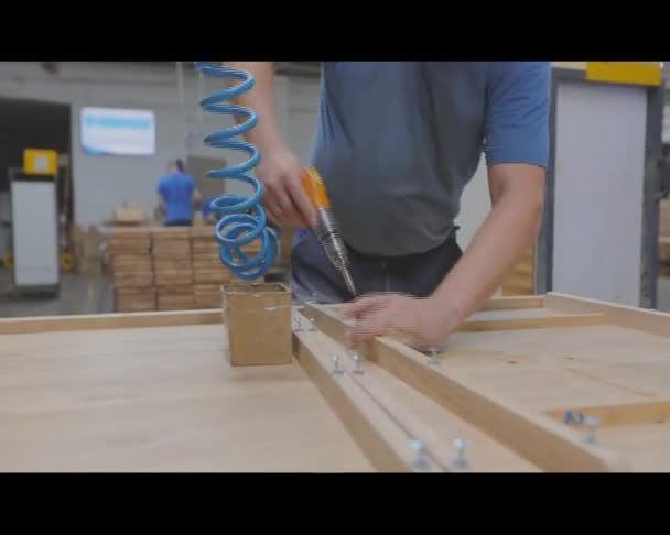 Manuelle Möbelmontage Die Männer Bauen Holzmöbel Zusammen — Stockvideo