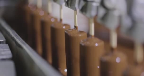 Sorvete Mergulhado Chocolate Derretido Close Chocolate Pingando Sorvete — Vídeo de Stock