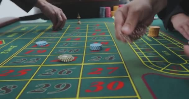 Jucătorii Ruletă Fac Pariu Jucătorii Cazinou Fac Pariu Jucător Ruletă — Videoclip de stoc