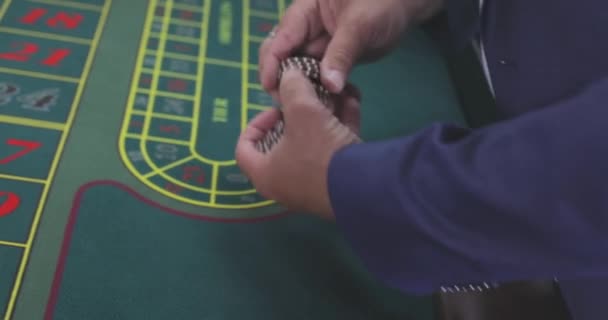 Roulettespieler Schließen Eine Wette Casino Spieler Schließen Eine Wette Ein — Stockvideo