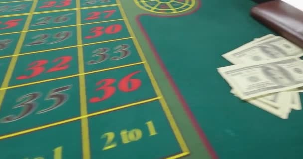 ルーレットをプレイするためのゲームテーブル ルーレットプレーフィールド カジノのクローズアップで遊ぶためのテーブル — ストック動画