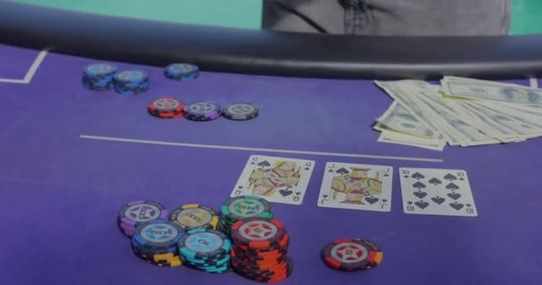 Croupier Pone Las Cartas Sobre Mesa Juego Póker Croupier Pone — Vídeos de Stock