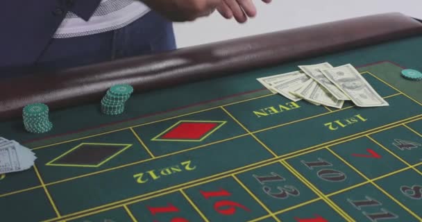 Der Croupier Wirft Karten Auf Den Spieltisch Ein Mann Wirft — Stockvideo