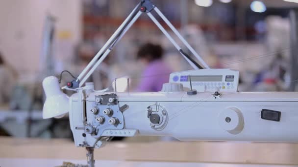 ミシンを閉じる プロの縫製機器のクローズアップ 衣料品工場の設備 — ストック動画