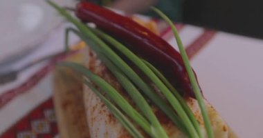 Ukrayna yemekleriyle dolu bir masa. Ukrayna ulusal gıdası. Kutlama masası.