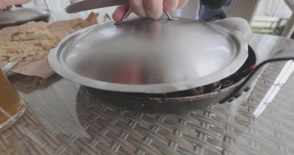 Kızartma Tavasında Büyük Bir Parça Tavada Biftek Tavada Sulu Bir — Stok video