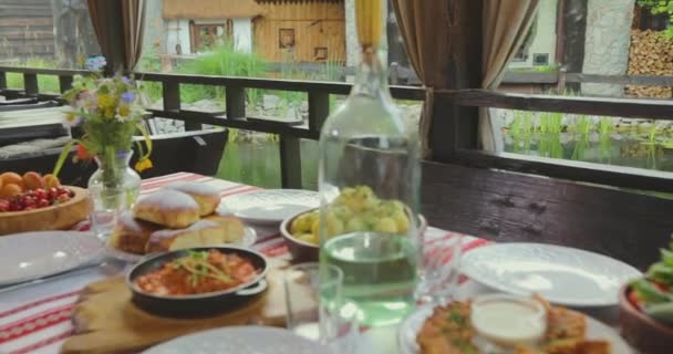 ウクライナ料理のテーブル ウクライナの国民食 お祝いのテーブル — ストック動画