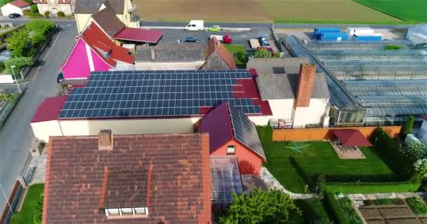 建物の屋根にソーラーパネルを設置しています 現代の温室コンプレックス 大規模な産業用温室に隣接する都市 — ストック動画