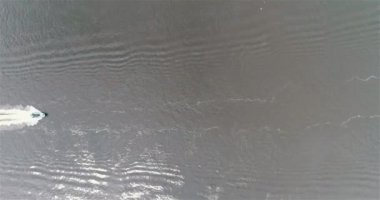 Nehirde bir motorlu tekne yüzüyor, üst manzara. Nehirde devriye botu
