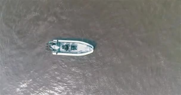一艘汽艇在河上漂流 俯瞰全景 河上的巡逻艇 — 图库视频影像