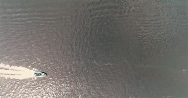Egy Motorcsónak Lebeg Folyón Felülnézetből Járőrhajó Folyón — Stock videók