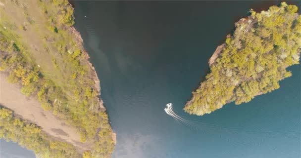 Patrouilleboten Varen Langs Rivier Gezien Vanaf Een Drone Een Snelle — Stockvideo