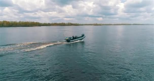 Járőrhajók Vitorláznak Folyó Mentén Ahogy Egy Drónról Látják Egy Nagy — Stock videók