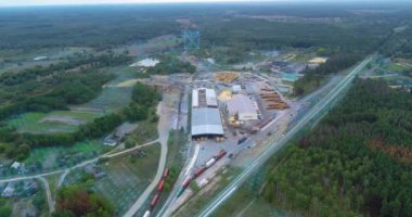 Akıllı bir bıçkıhanenin görüntüsü. Güzel kereste fabrikası manzarası. Akıllı bıçkıhane yazıtları.