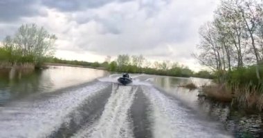 Bir motorlu tekne nehirde yüzüyor. Bir devriye botu nehir boyunca gidiyor. Askerî bir gemi nehirde yelken açar..
