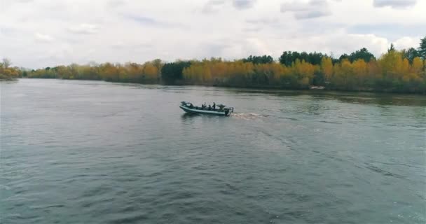 巡逻艇沿着河边航行 就像从无人驾驶飞机上看到的那样 一条高速巡逻艇在河里 — 图库视频影像