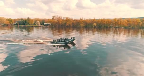 Devriye Botları Bir Dan Görüldüğü Gibi Nehir Boyunca Ilerliyorlar Nehirde — Stok video