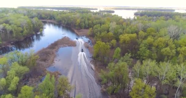 Hlídkové Čluny Plují Podél Řeky Jak Vidět Dronu Vysokorychlostní Hlídkový — Stock video