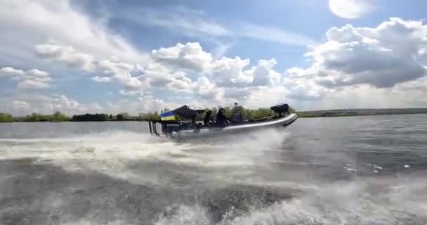 Ein Patrouillenboot Schwimmt Auf Dem Fluss Vor Der Kulisse Schöner — Stockvideo