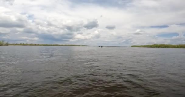 Motorbåt Flyter Floden Patrullbåt Seglar Längs Floden Militärbåt Seglar Floden — Stockvideo