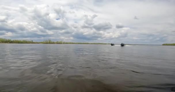 モーターボートが川に浮かんでいる パトロールボートが川沿いを航行している 軍用ボートが川を帆走する — ストック動画