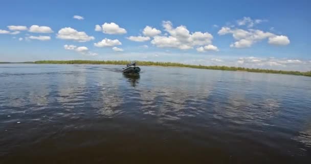 Ein Motorboot Treibt Fluss Ein Patrouillenboot Fährt Den Fluss Entlang — Stockvideo