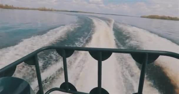 一条船沿河航行 从船上看得见 一条巡逻艇沿河漂流 巡逻艇工作 — 图库视频影像
