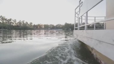 Gün batımında parti teknesi. Parti için eğlence teknesi. Parti teknesi gün batımında nehirde yüzer..