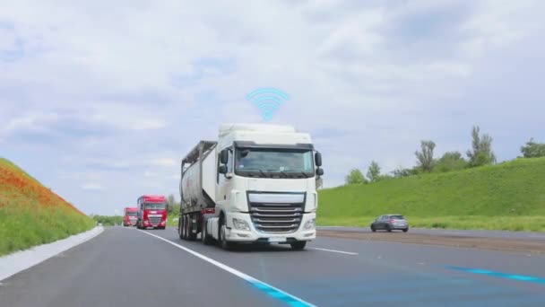 用智能卡车运送货物 聪明的卡车运送货物 公路上的智能自动驾驶卡车 — 图库视频影像