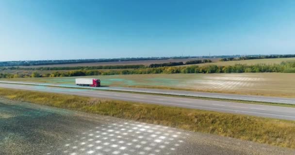 스마트 트럭으로 상품의 스마트 트럭은 상품을 제공합니다 고속도로에 똑똑한 — 비디오