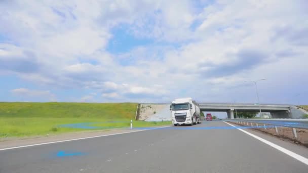 用智能卡车运送货物 聪明的卡车运送货物 公路上的智能自动驾驶卡车 — 图库视频影像