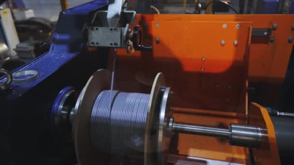 作業メカニズムを閉じると 工場内のグレアの回転 ワイヤ製造 — ストック動画