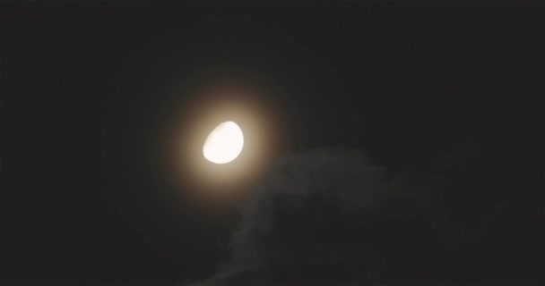 Ljus Måne Natthimlen Mot Bakgrund Flytande Moln Fullmåne Mot Bakgrunden — Stockvideo