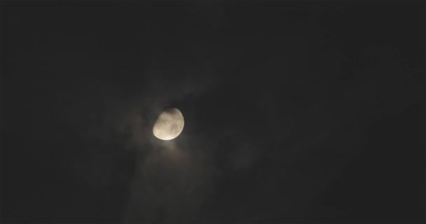 Luna Brillante Cielo Nocturno Sobre Fondo Nubes Flotantes Luna Llena — Vídeos de Stock