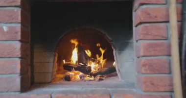 Odun sobası. Odun sobası. Geleneksel odun sobası. Fırında yangın var..