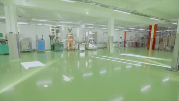 近代的な医薬品製造ワークショップ 生物学的製剤の製造のためのワークショップ 美容室の中だ 工業用インテリア — ストック動画