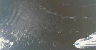 Devriye botları bir İHA 'dan görüldüğü gibi nehir boyunca ilerliyorlar. Nehirde yüksek hızlı devriye botu. Tekne çevrede devriye geziyor..