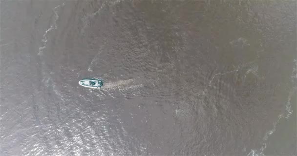 Моторний Човен Пливе Річці Вид Зверху Патрульний Човен Річці — стокове відео
