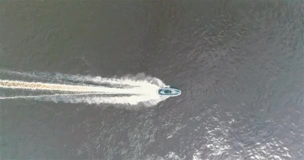 Das Patrouillenboot Schwimmt Kreis Blick Von Oben Auf Das Patrouillenboot — Stockvideo