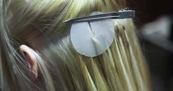 Перукар Встановлює Оновлення Розширення Волосся Клієнта Салоні Розширення Волосся Концепцією — стокове відео