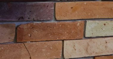 Kırmızı tuğla duvar yakın plan. Tuğla duvar yakın plan. Tuğla dokusu yakın plan.