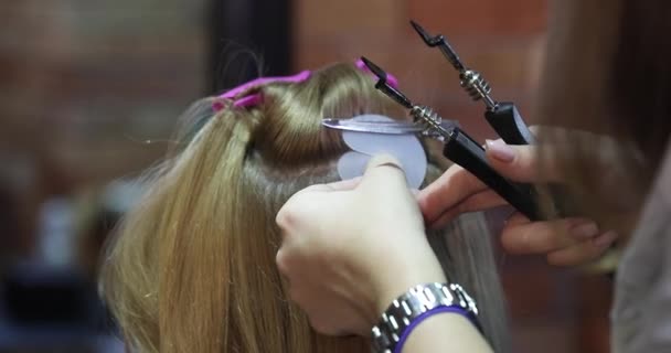 Hairdresser Installs Upgrade Hair Extension Client Salon Hair Extension Keratin — Stock Video