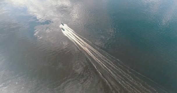 Des Patrouilleurs Naviguent Long Rivière Depuis Drone Bateau Patrouille Grande — Video