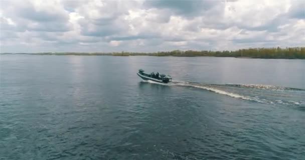 巡逻艇沿着河边航行 就像从无人驾驶飞机上看到的那样 一条高速巡逻艇在河里 — 图库视频影像