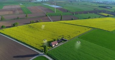 Tarımsal İHA 'lar arazi konsepti üzerinde uçuyor. Agro drone alanı tarıyor. Modern tarım insansız hava araçlarının sahada uçtuğunu hayal etmek. Tarlaları ilaçlayan bir tarım aracı..