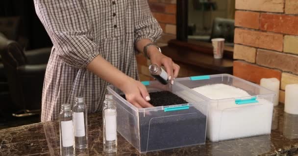 Keratin Yapıştırıcı Granülü Saç Uzantıları Için Keratin Yapıştırıcı Granüle Boncukları — Stok video