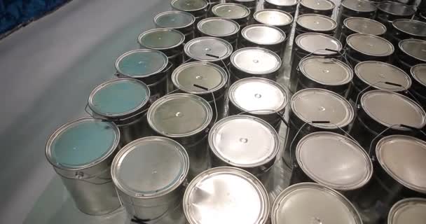 建筑工地上有很多金属罐油漆罐排成一排 建筑工地上装有物料的汽车 — 图库视频影像