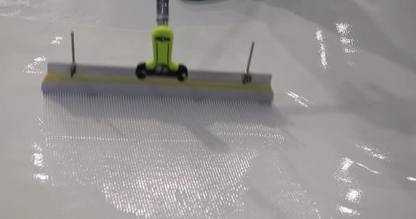 建筑商使用刮胡刀的浮子均匀地分配树脂地板材料 一位建筑商正在使用Scraper Float应用聚合物地板 聚合物底板的制作过程 — 图库视频影像