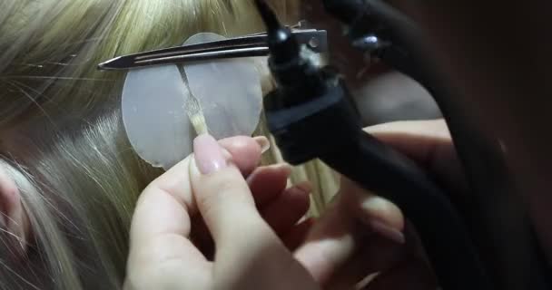Fryzjer Instaluje Modernizację Rozszerzenia Włosów Klienta Salonie Przedłużenie Włosów Koncepcji — Wideo stockowe